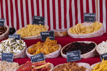 fruits secs  sur un étalage