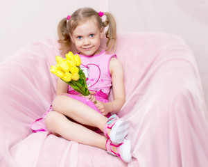 Obraz na płótnie Canvas Little girl with a bouquet of flowers