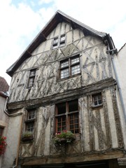 Maisons typiques à croisillons du village médiéval  de Noyers sur Serein dans l'Yonne en France