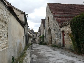 Fototapeta na wymiar Ruelle typique du village médiéval de Noyers sur Serein dans l'Yonne en France