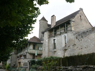 Village médiéval  au 19 tours de Noyers sur Serein dans l'Yonne en France