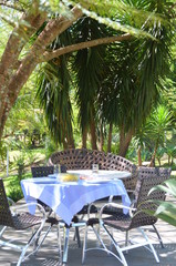 Refeição no gazebo ao ar livre