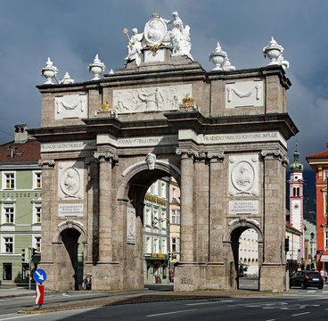 Innsbruck: Triumphpforte und Servitenkirche.
