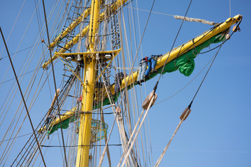 Catch up with the sails