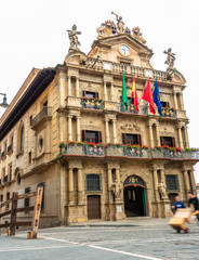 Fototapeta na wymiar Stadtspaziergang durch Pamplona - Historisches Rathaus