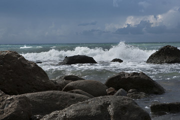 Fototapeta na wymiar Sea waves at the rocky shore.