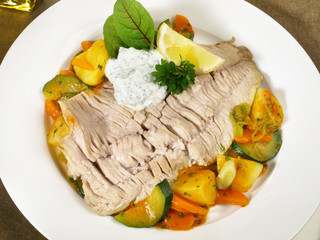 Karpfen gedünstet mit Bratkartoffeln und Gemüse