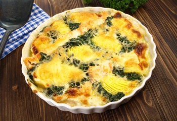 Kartoffelgratin mit Lachs und Spinat