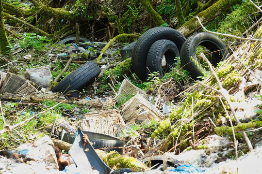 Wilde M&uuml;llkippe im Wald - Verbotene Entsorgung von Altreifen und sonstigen Unrat