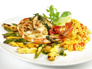 Riesengarnele vom Grill auf Spargel und Reis