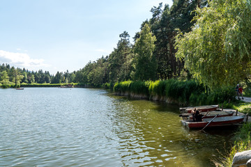 Fototapeta na wymiar Holzboot am Seeufer