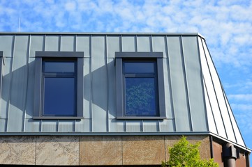 Modernes Stehfalz-Metalldach mit Gaubenfenstern