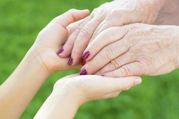 mani di nonna e nipote che si sostengono