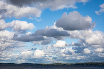 Obraz premium Lake landscape and cloudy sky
