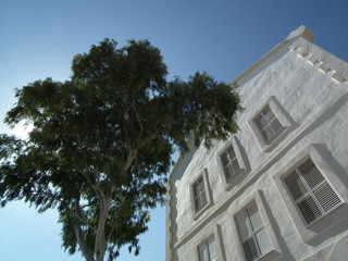 Luz sobre fachada blanca