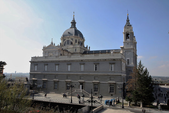 Madrid, c&ocirc;t&eacute; de la cath&eacute;drale de l'Almudena 