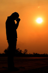 Fototapeta premium Silhouette Muslim men are chanting the light of sunset