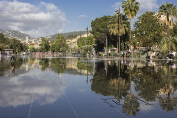 Games of water and reflection on promenade du paillon in nice, france