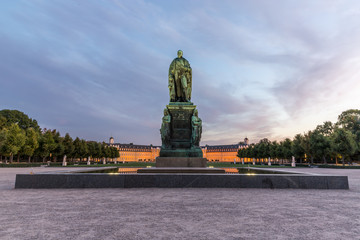 Denkmal vor dem Schloss in Karlsruhe