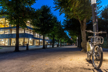 Bundesverfassungsgericht in Karlsruhe bei Nacht