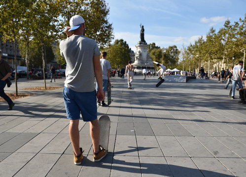 Skaters palce de la République à Paris, France
