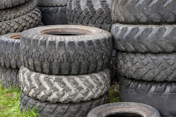 Obraz premium A bunch of old car tires outdoors.