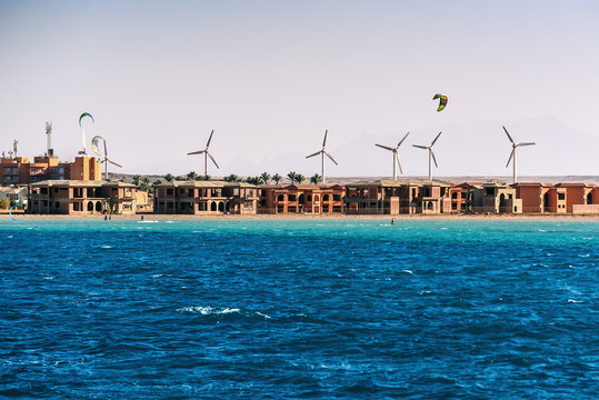 windmills, kiters ans sea
