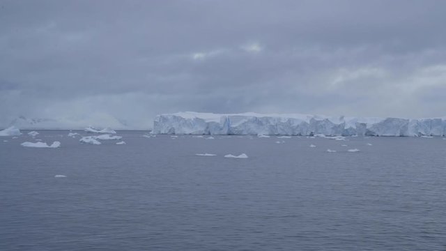 Eisberge von weiter weg in Antarktis