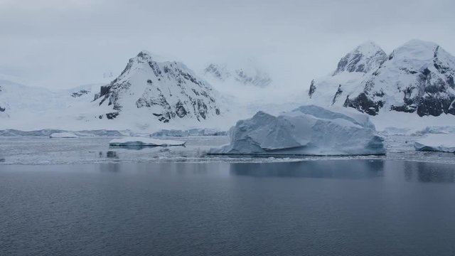Eisberg in Antarktis vorbeifahrt