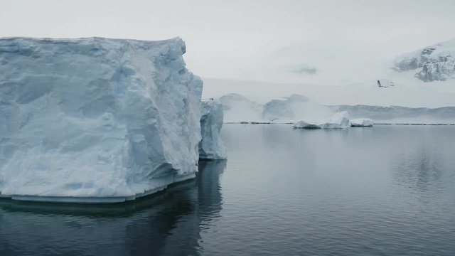 Vorbeifahrt an gro&szlig;em Eisberg