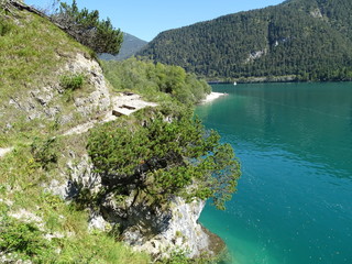 Obraz premium Achensee in Tirol, Bezirk Schwaz, Wanderweg zwischen Pertisau und Achenkirch über die Gaisalm