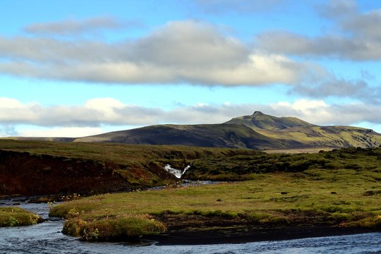 Monta&radic;&plusmn;as negras volc&radic;&deg;nicas y r&radic;&ne;o de aguas salvajes en Islandia.