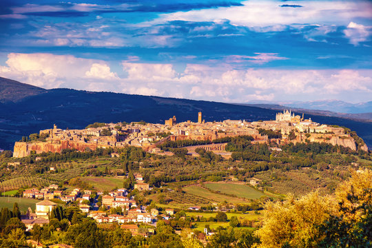 Vue de la cit&eacute; m&eacute;di&eacute;vale d'Orvieto, Ombrie, Italie