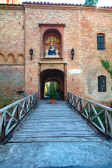 Fototapeta na wymiar Entrée de l'abbaye d'Asciano, Monte Oliveto Maggiore, Sienne, Toscane -Italie