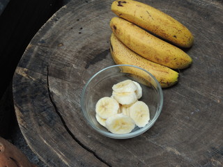 Banana na casca  e cortada