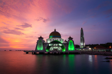 Fototapeta na wymiar Beautiful sunset in melaka Straits mosque