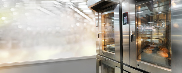 Commercial bread oven with displays
