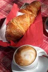 CAPPUCCINO E CORNETTO 