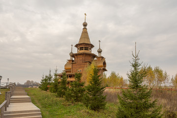 Fototapeta premium Wooden Orthodox Church of St. Sergius in Svyatogorie in the autumn day, Moscow region, Sergiev Posad district, with. Vzglyadnevo, Russia.