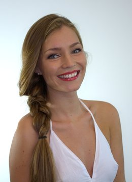 Fashion Model im wei&szlig;en Kleid