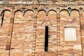 mit Lisenen, Bögen und Majolika verzierte Fassade an der Kirche von Abbazia di Pomposa, c. 800-1400