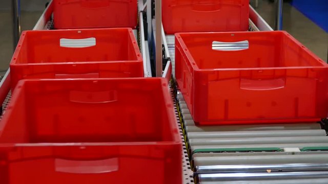 conveyor with empty boxes