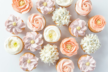 Mini cupcakes decorated with buttercream flowers. - obrazy, fototapety, plakaty