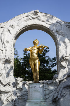 Statue of the composer Johann Strauss at the Stadtpark, Vienna, Austria.