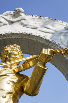 Statue of the composer Johann Strauss at the Stadtpark, Vienna, Austria.