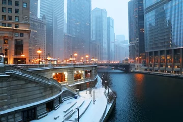 Deurstickers Stedelijke architectuurachtergrond, het concept van het grote stadsleven. Prachtige Chicago downtown stadsgezicht schemering Winters aanblik tijdens sneeuwval. Illinois, Middenwesten VS. © Maryna