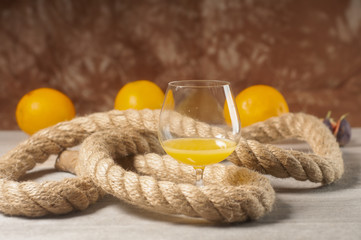 sok pomarańczowy w kieliszku