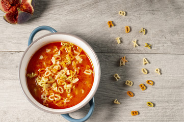 zupa pomidorowa z makaronem w kształcie liter - obrazy, fototapety, plakaty