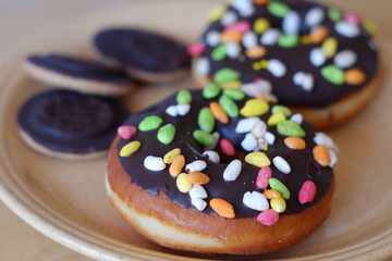 Obraz na płótnie Canvas Fresh baked donuts served on a plate 