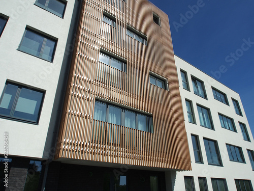"Architektur: Fassadenverkleidung mit Holzlamellen" Stockfotos und